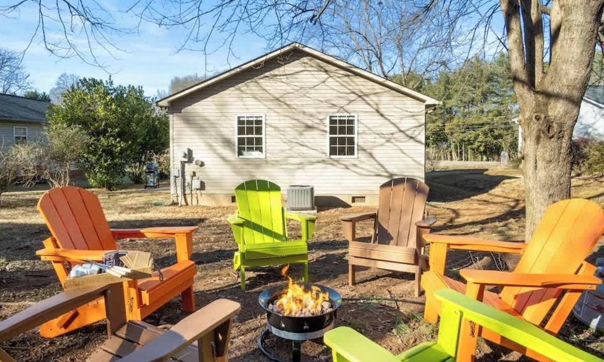 Mayhew House | Firepit - Enjoy Lake Norman - Bring your Boat
