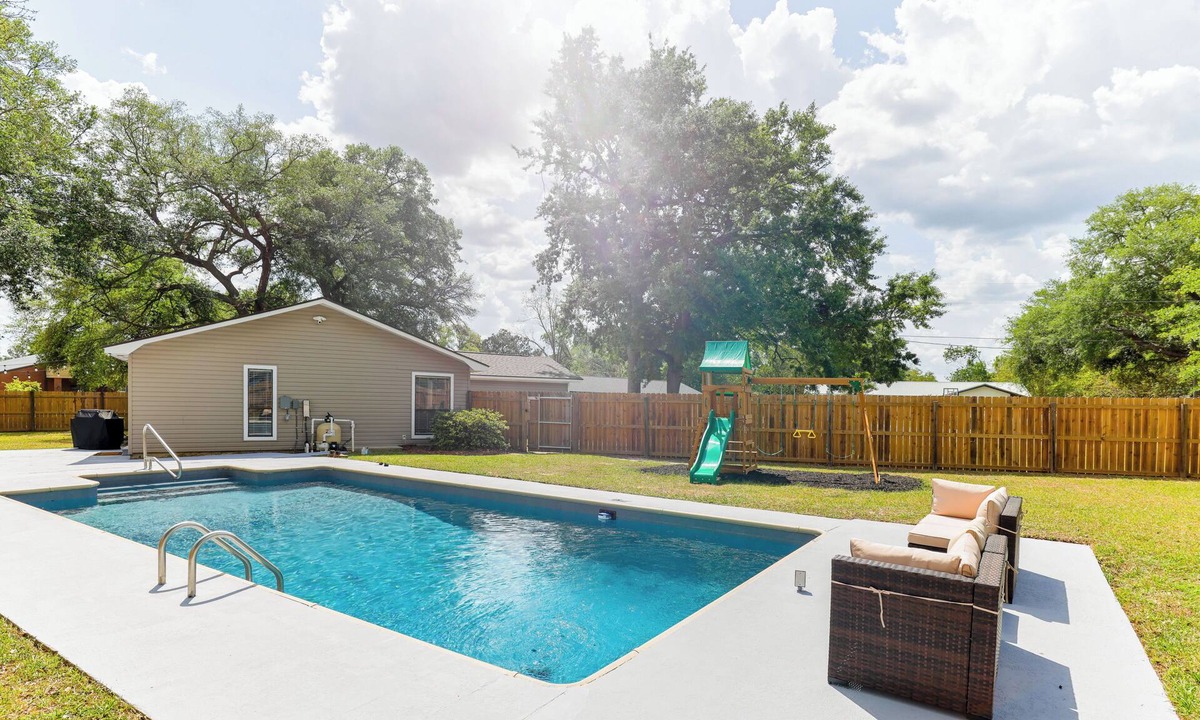 Valdosta House | Firepit~Pool~Outdoor Games~ Picnic Area