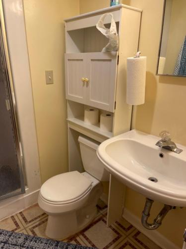 Silver Spring House | Flower Avenue Hosting -Two DB Beds & Shower - Ground Floor Bedroom 1 Person 66 Night, 2 persons 122 - 3rd & 4th add 52 each