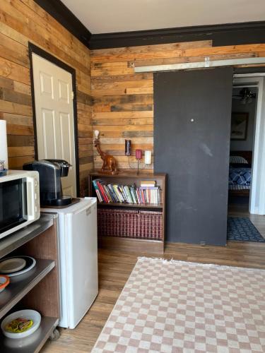 Silver Spring House | Flower Avenue Hosting - Private Suite with De Luxe King Size Bed - 77 per Night 1st guest - 59 2nd guest - 52 each third & 4th guests