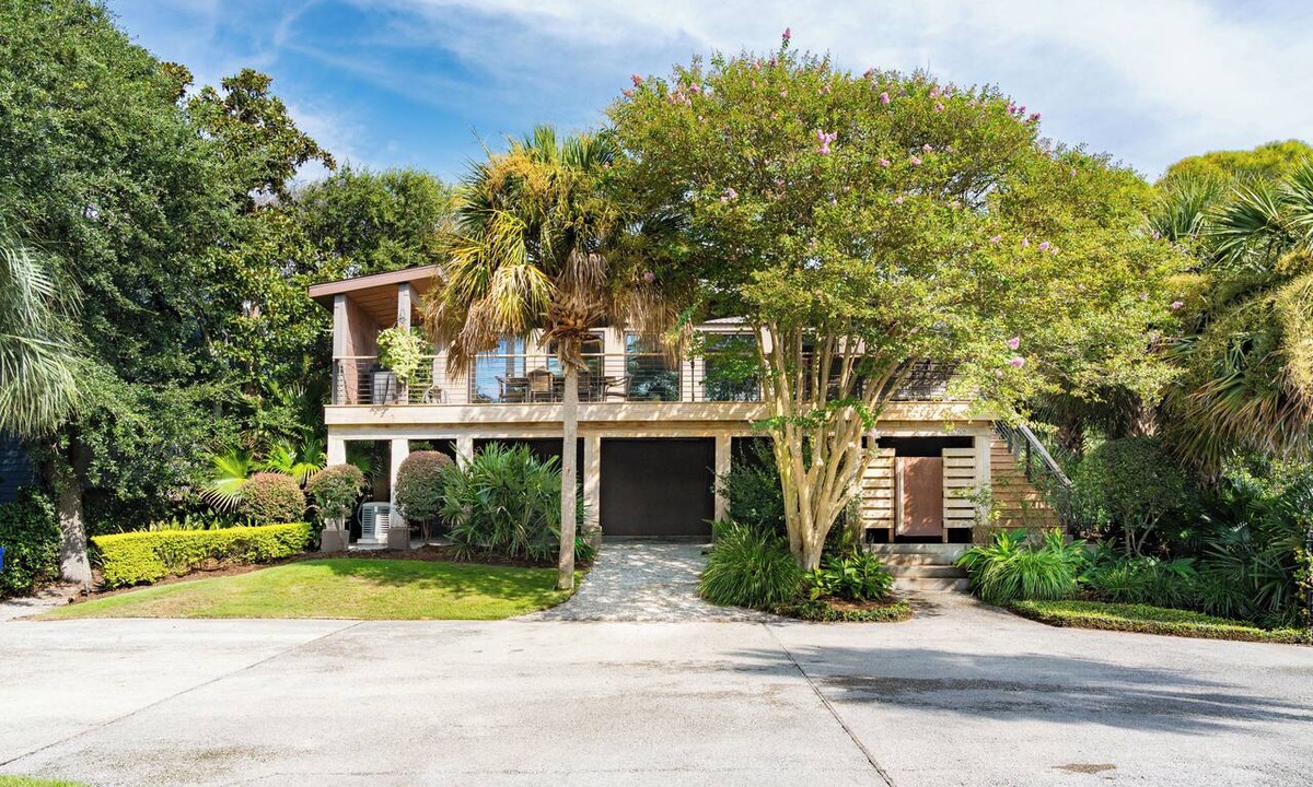 Folly Beach Hotel | Folly Vacation 620 Three Bedroom Home, one block to the beach and pet friendly