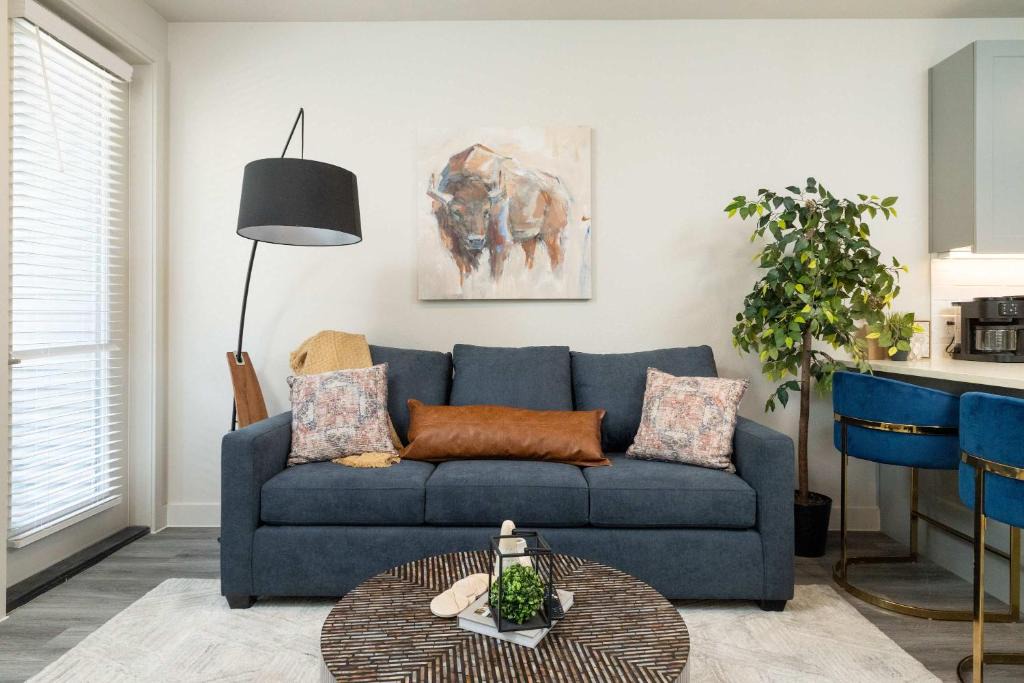 Fort Worth Apartment | Fort Worth Skyline Views - Queen bed - Shops