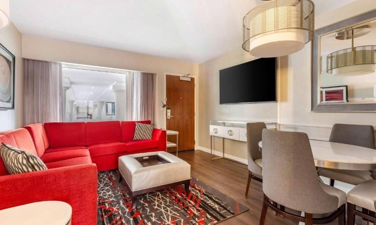 West End Hotel | Four 1BR King Suites | 5-Min Drive to White House| Free Breakfast & Pool Access