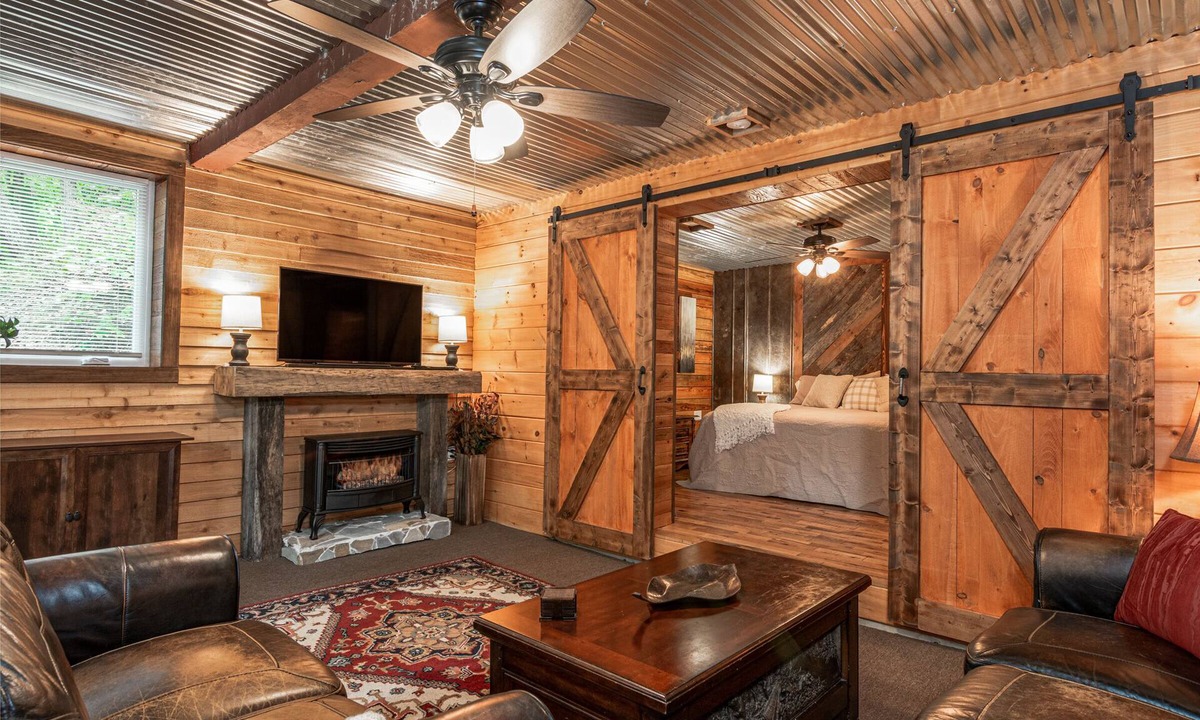 Zirconia Cabin | Foxwood Cabin - Hot Tub, Waterfalls & Pet-Friendly
