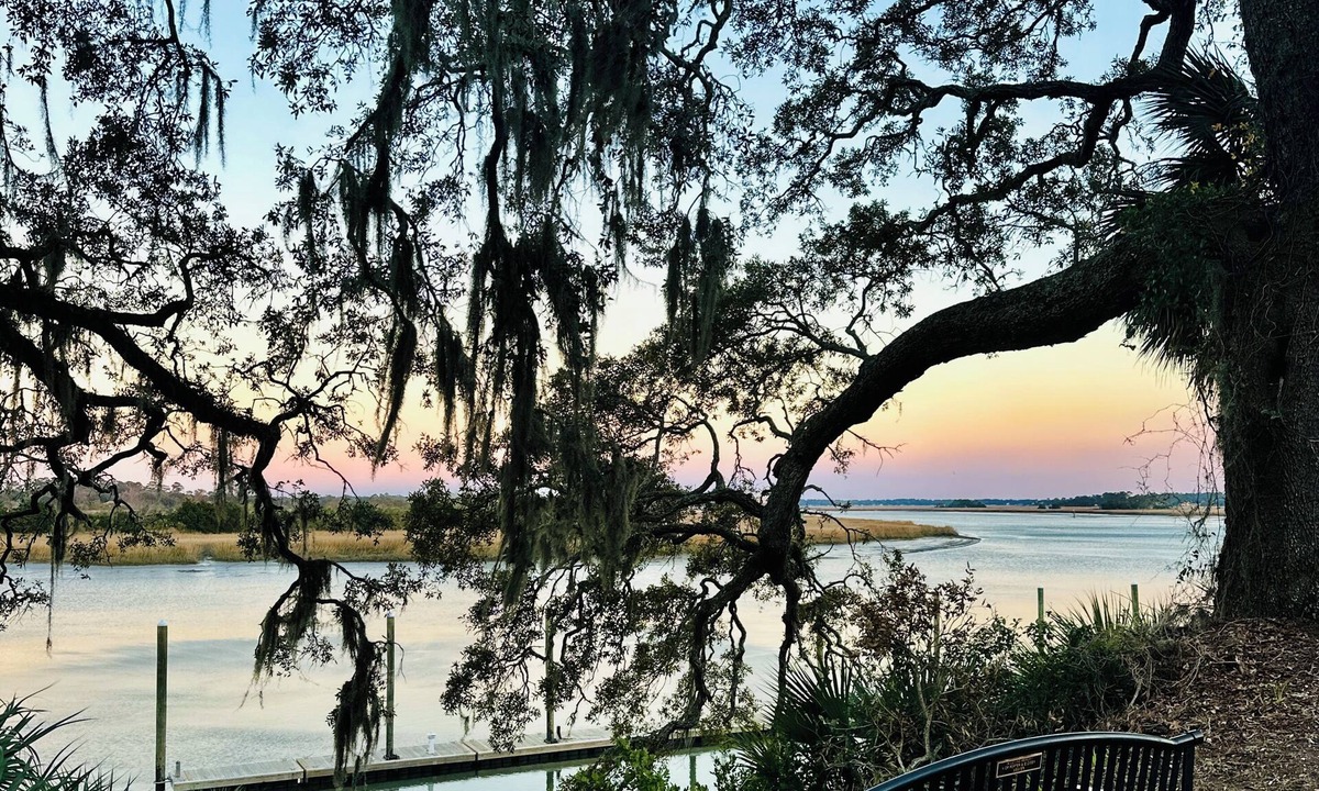 Thunderbolt Cottage | FREE Bikes & Stroll to Marina: The Shrimp Boat Couples Retreat, 5 Min to Sav