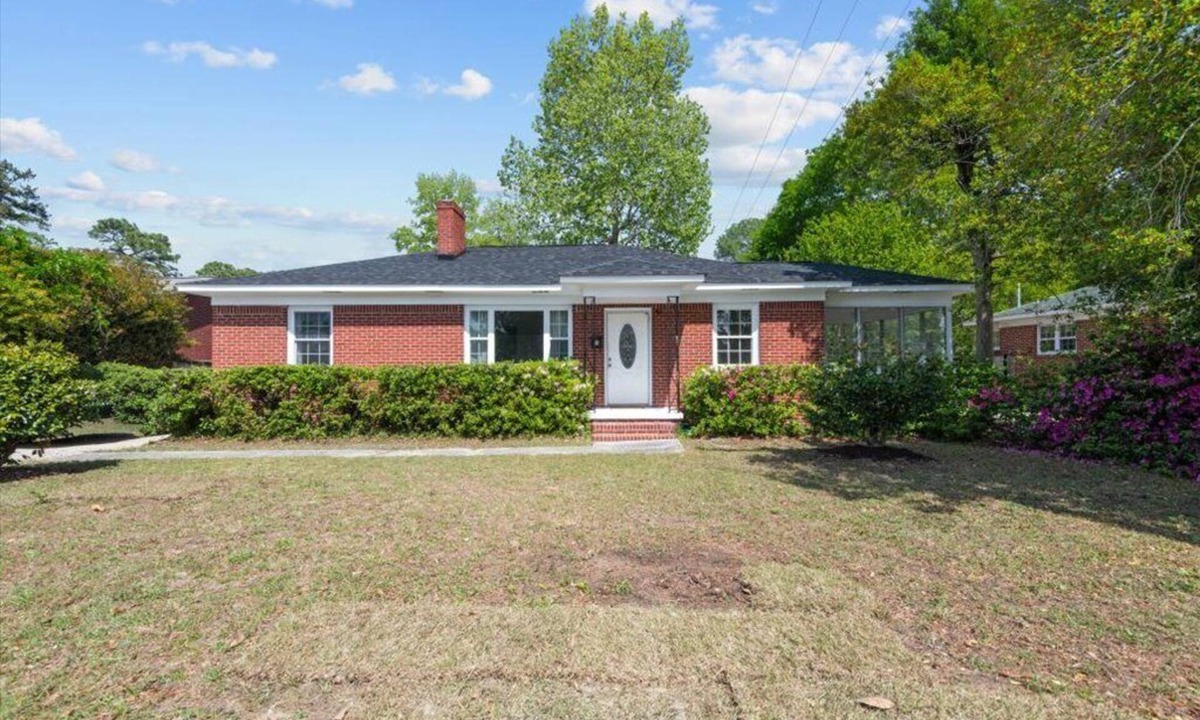 Cayce House | Fully Furnished 3BR Home Midterm & Relocation Housing