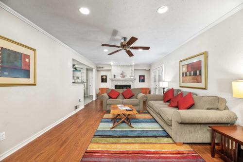 White Rock Hills House | Game Point in White Rock