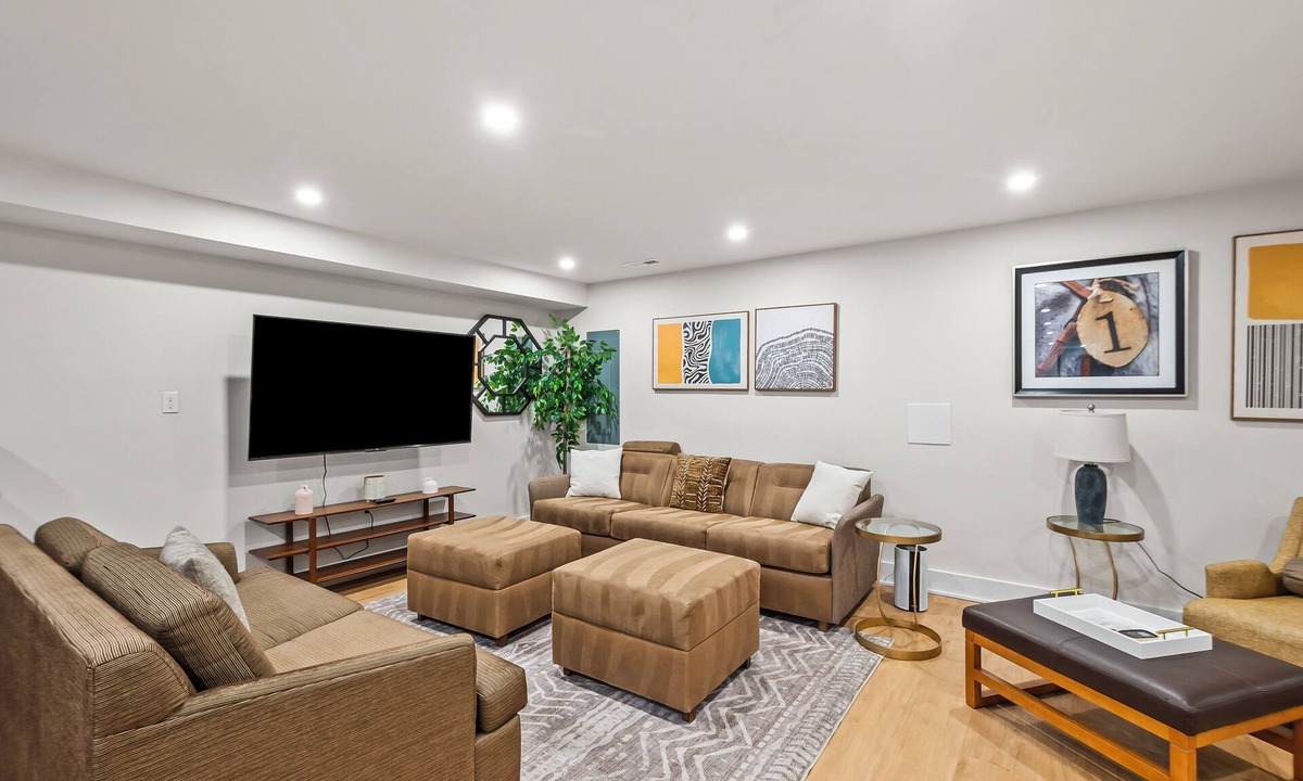 Columbia Heights Apartment | Garden apt sleeps 8 in NW DC w/parking near metro
