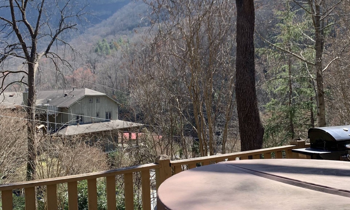 Mill Spring Ski Chalet | Garden View Chalet Beautiful View - Hot Tub on Deck - Great for Family