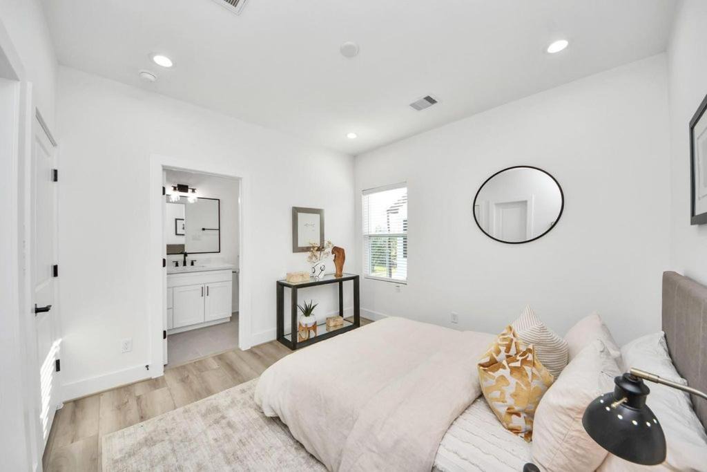 Spring Branch East Villa | Gated 2BR & Private Kitchen Villa