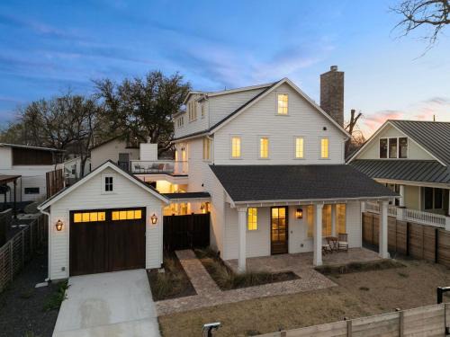 East Cesar Chavez House | Gated 5 Bedroom Walkable to East Austin