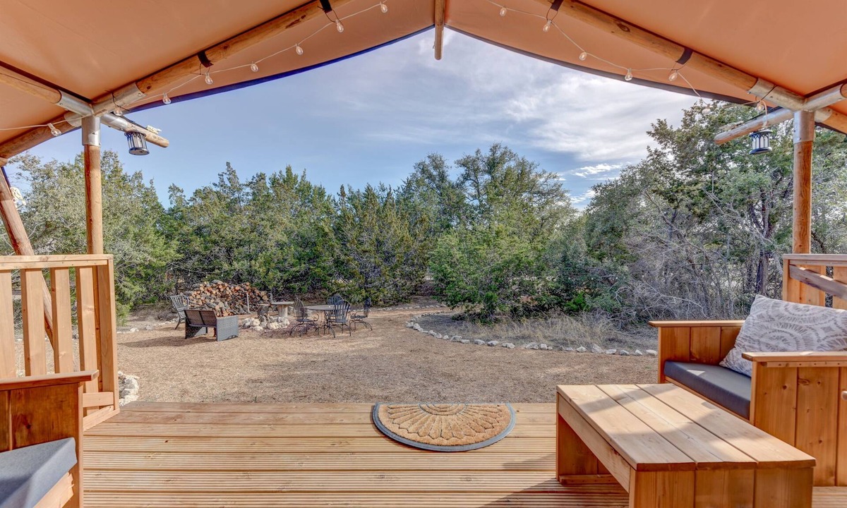 Johnson City RV Rental | Glamping Retreat on Scenic Winery