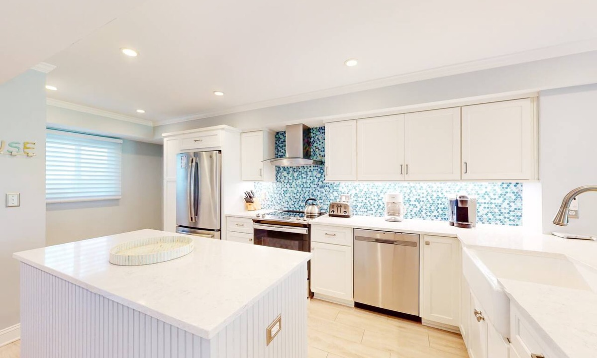 Shipyard Plantation Condo | Golf-course view condo with central AC, free WiFi & shared pool - walk to beach