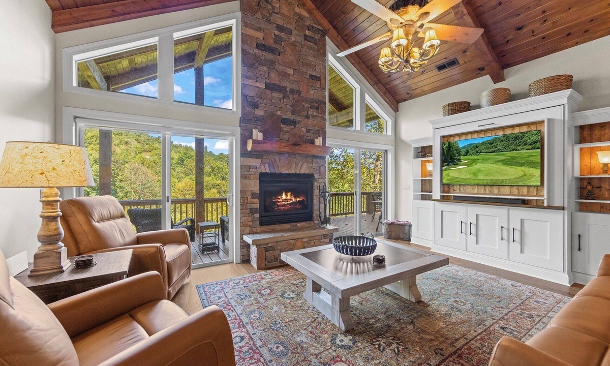 Whittier Condo | Golf Course Views & Mountain Breezes - Your Perfect Condo Getaway