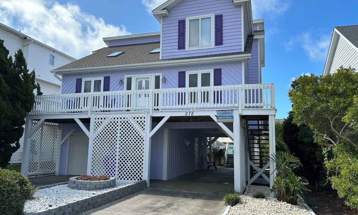 Ocean Isle Beach Cottage | Gorgeous 4 bedroom Home new decking and outdoor space