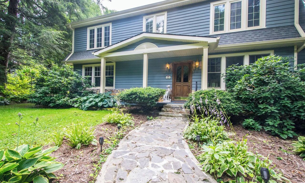 Hendersonville House | Gorgeous 4 bedrm colonial home with fire pit, hot tub, pool table Hendersonville