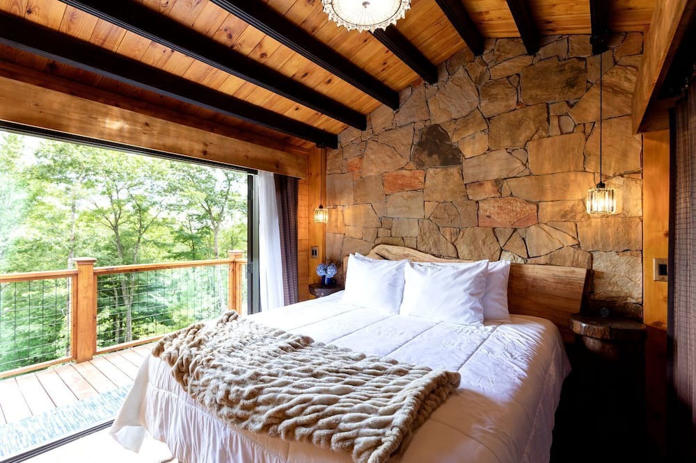 Brevard Cabin | Gorgeous Adults-Only Cabin with Hot Tub and Outdoor Fire Table, Perfect for a Romantic Escape in North Carolina