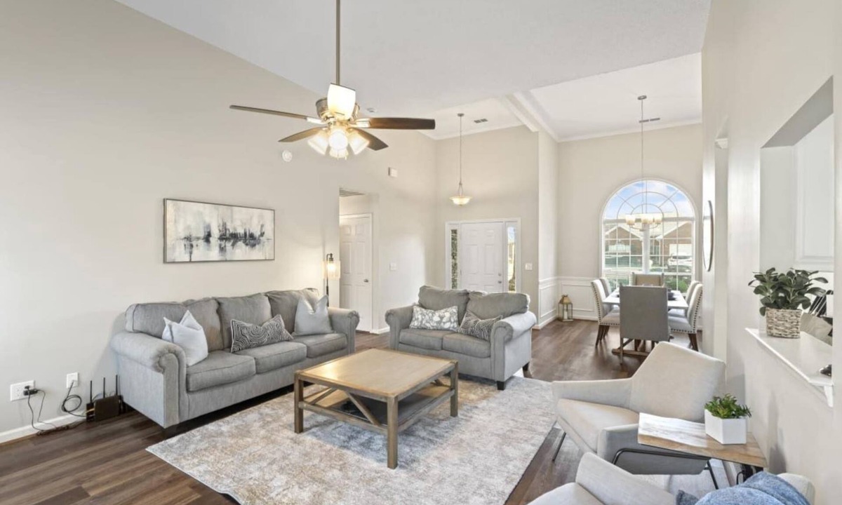 Shannon House | Gorgeous, updated 4 bedroom home that sleeps 10!
