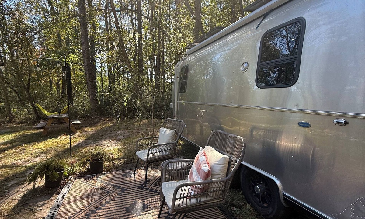 Benson House | Gorgeously Unique Off Grid Waterfront Airstream Sleeps 4 in Benson