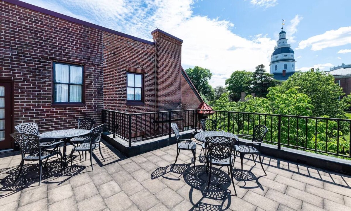 Historic District Hotel | Governor Calvert King Balcony at Historic Inns of Annapolis | Pets Allowed