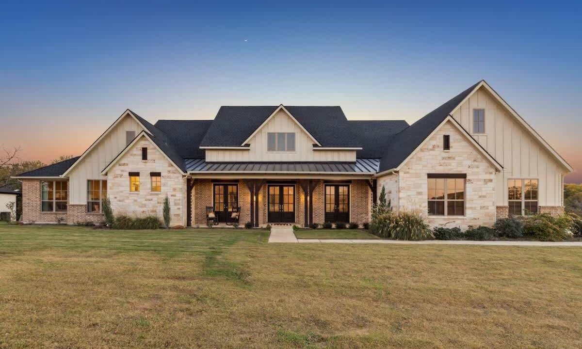 Flower Mound House | Grand Estate slps 22 near DFW w/Chefs Kitchen & Ensuite Bedrooms