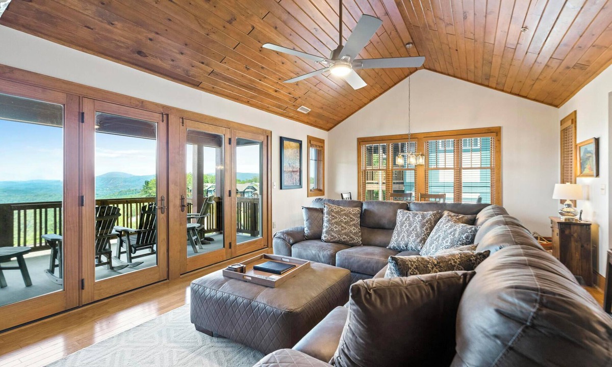 Banner Elk Condo | Grand Oaks RL6- Mountain Condo, Gated Resort, Indoor/Outdoor Pools & Hot Tub