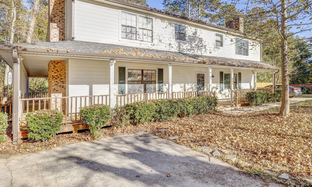Matthews House | Great Location | Newly Renovated Home in Matthews | 3 BR Dog Friendly | Parking