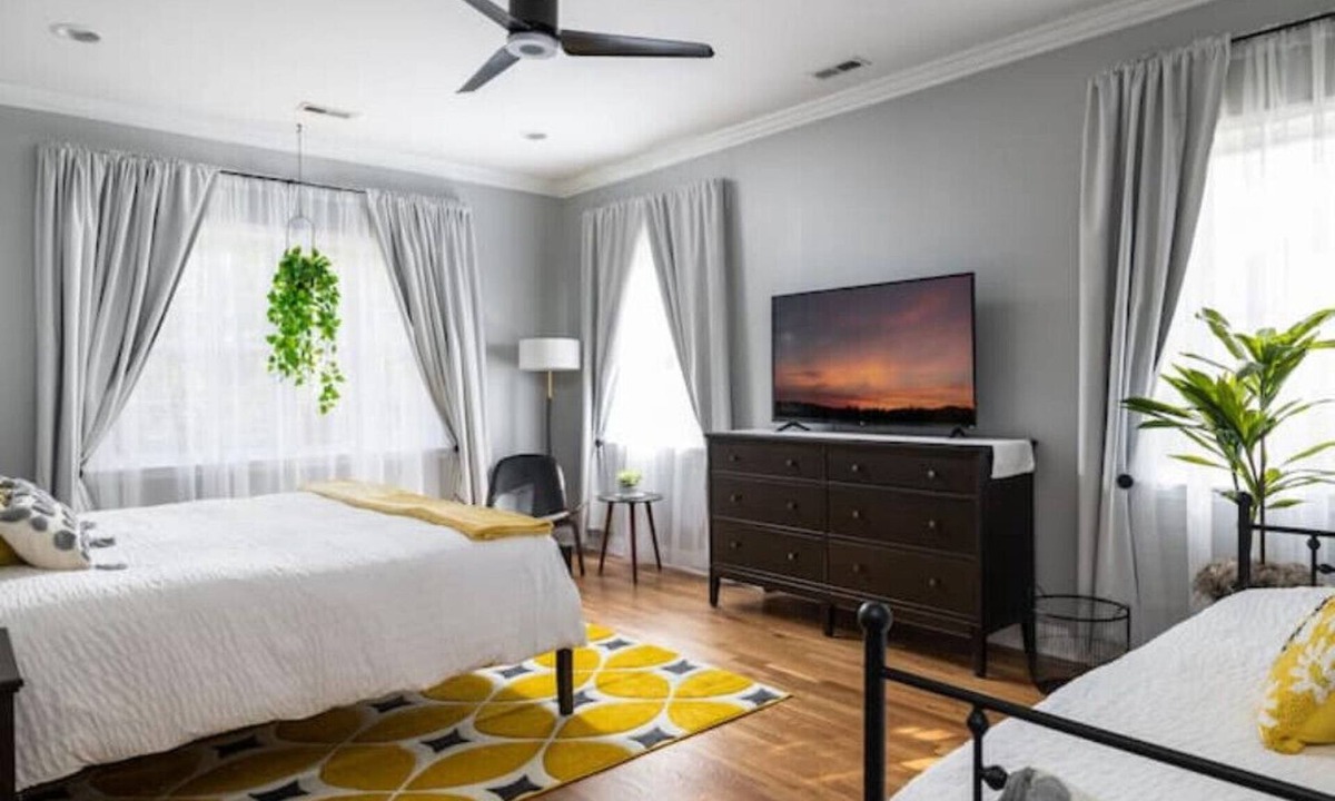 Kirkwood House | Greensboro's Gem! Group Friendly + Central Location