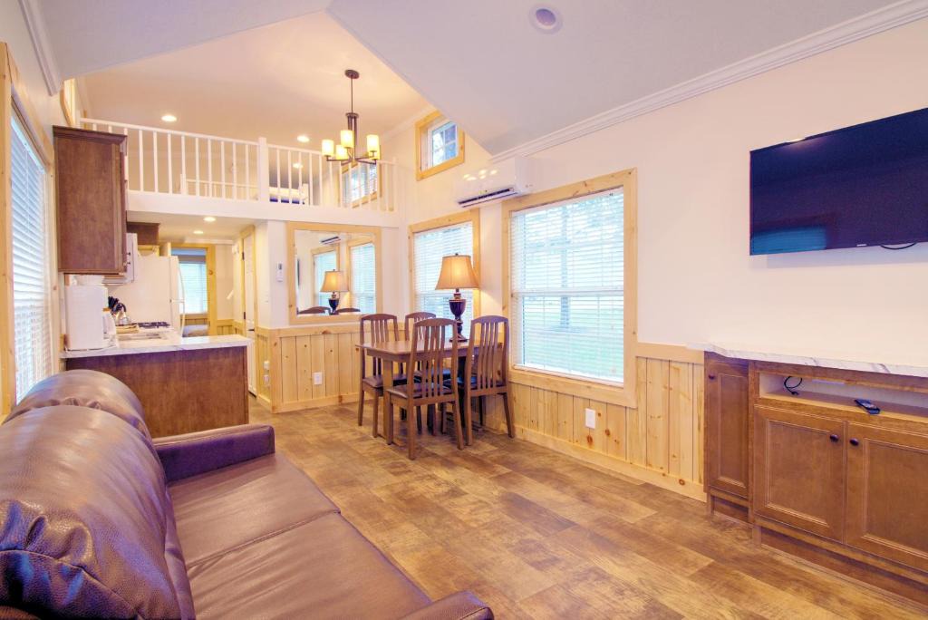 Topping House | Grey's Point Camp Cottage 1