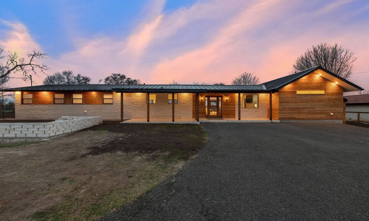 Kerrville House | Guadalupe Bluff Modern House - Hot tub, view of Guadalupe, River!