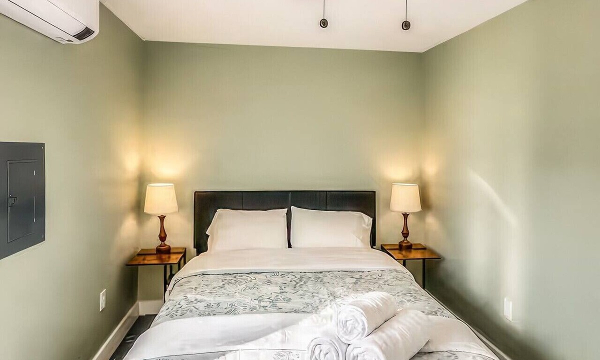 Cedar Hill House | Guest Villa: Modern Comfort Near Joe Pool Lake in Cedar Hill