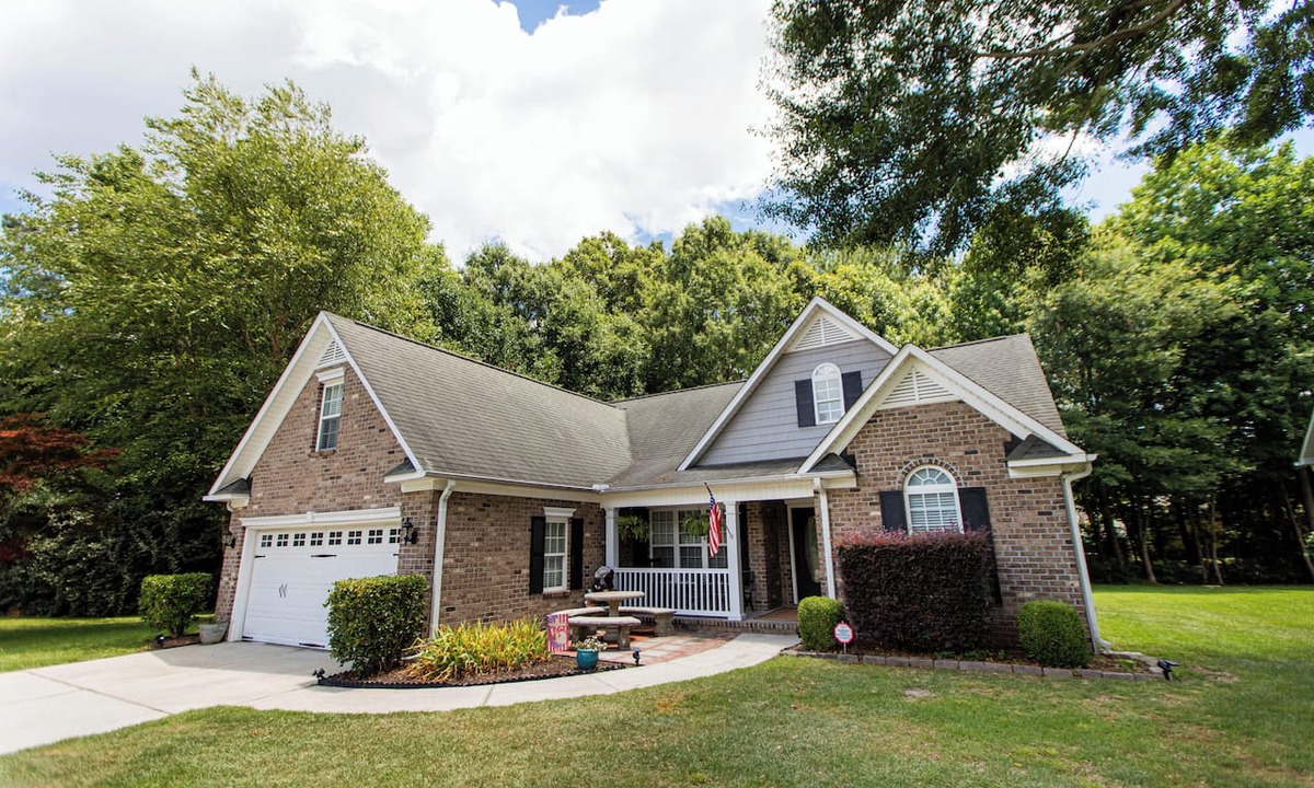 New Bern House | Gym/Arcade/Grill/Jacuzzi/Vending Machine