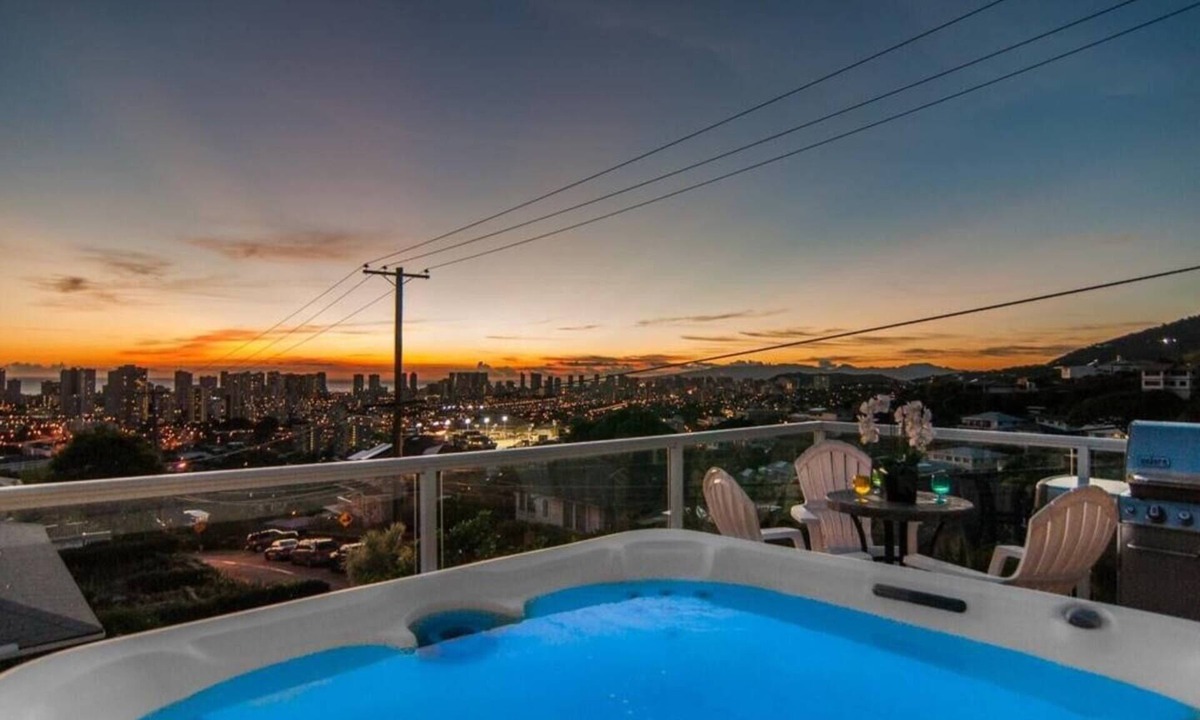 Waikiki House | Hale Ohana: The Ultimate 7BR/6BA Estate for Large Groups w/2 Hot Tubs!