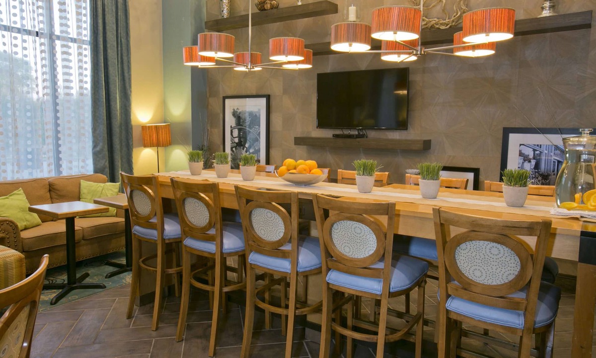 Wiggins Hotel | Hampton Inn & Suites Wiggins