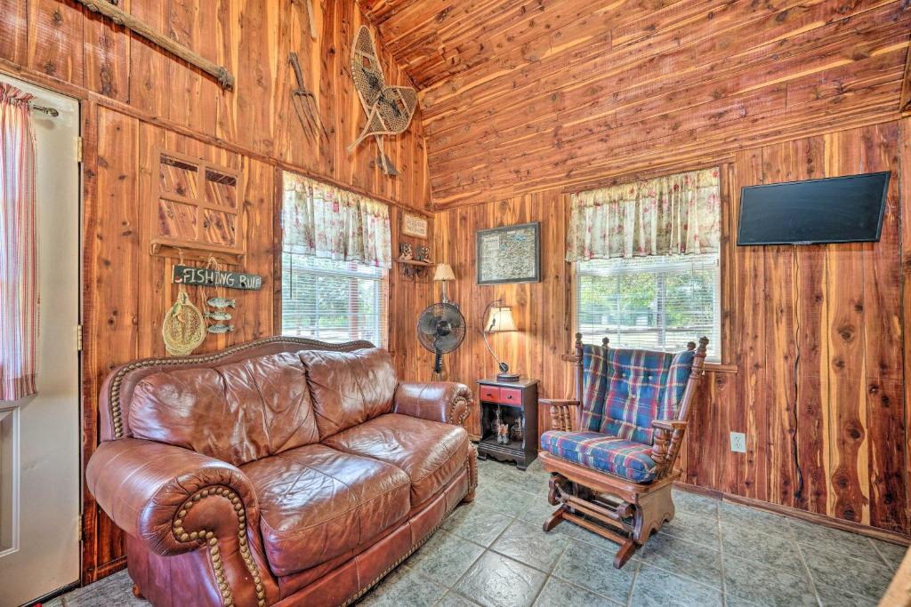 Nashoba Apartment | Hand-Built 'Black Fork Cabin 2' w/Fire Pit!