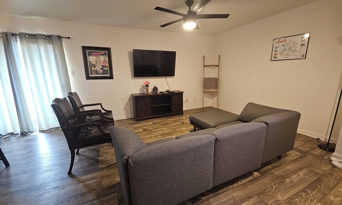 St. Johns House | Hangin' in ATX