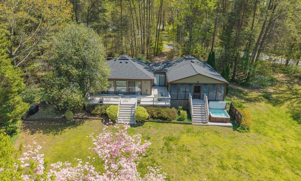 Bumpass House | Happy Ours-The Perfect Lake Anna Escape!