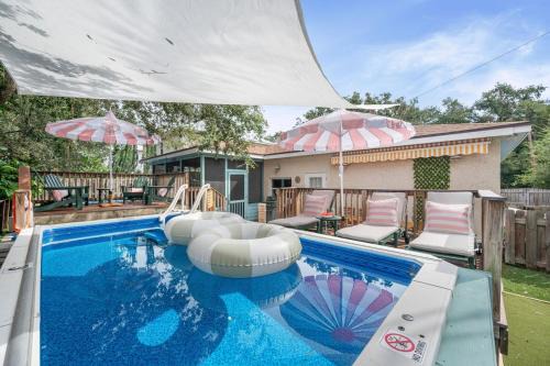 St. Augustine House | Heated Cocktail Pool, Putt Putt, Bowling, BBQ, Nintendo, Pet Friendly, Ping Pong