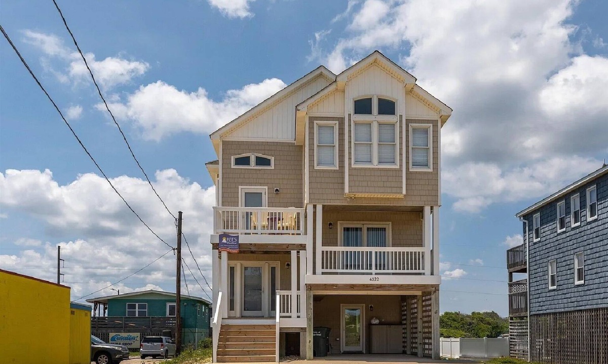 Nags Head House | 💥Heated Pool Included! Hot Tub💥Semi Ocean Front! 5 Minute Walk to Beach💥Pets
