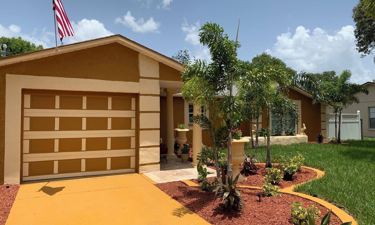 Spring Hill House | Heated Pool Summer Escape Sun-Splashed 3 BR/2 BA Getaway