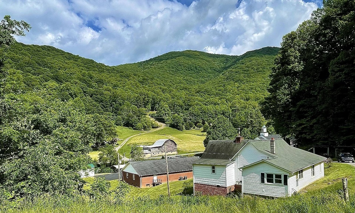 Burnsville House | Heavenly Lane Farm Home - Pet Friendly - Mountain View’s - Fresh Remodel
