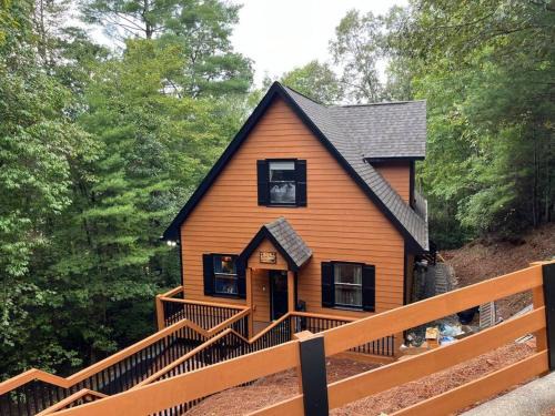 Helen House | Helen, GA Bear Paw Haus 4 bdrm, sleeps 10, fire pit, pool table, on Golf course