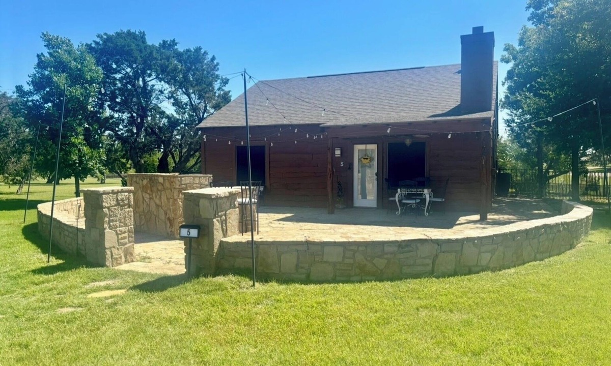 Palo Pinto County Cabin | Hell’s Gate-Rocker B-Cliffs-Sportsman’s World-Bring Your Boat!