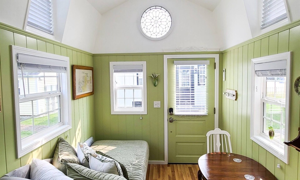 Lakeside Apartment | Heritage House - Tiny Digs Lakeshore