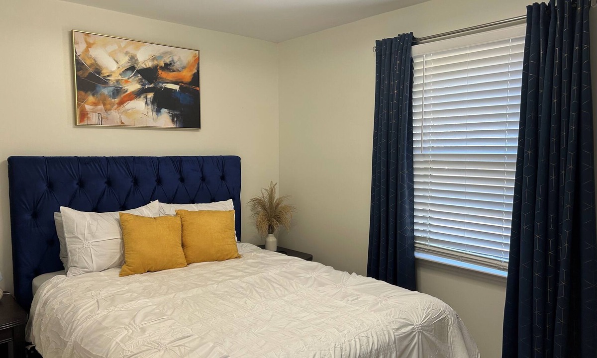 Riverdale House | Hibiscus House: 1 bedroom fully equipped house Riverdale with HVAC.