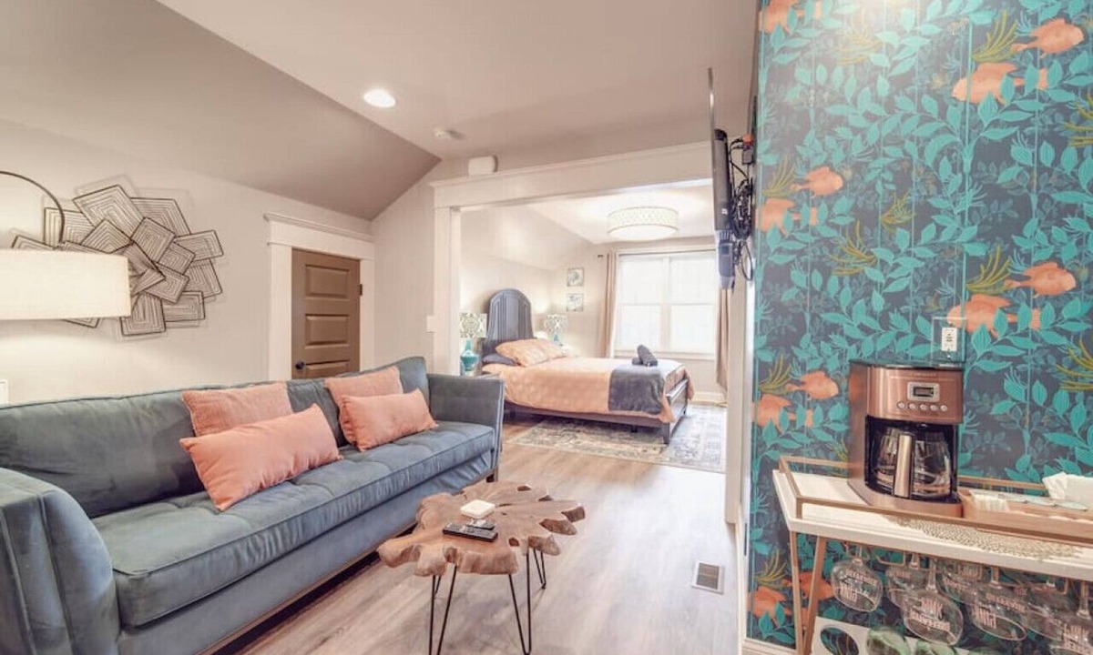 Charlotte House | Hidden Gem Carriage House—Stylish & Walkable CLT Stay!