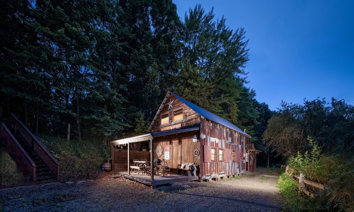 Burnsville House | Hiking trails to Waterfall!
