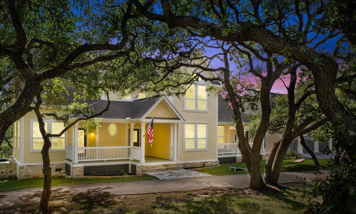 Henly House | 🌄 Hill Country Escape with Pool, Hot Tub & Game Room | Dream Ranch 🌿