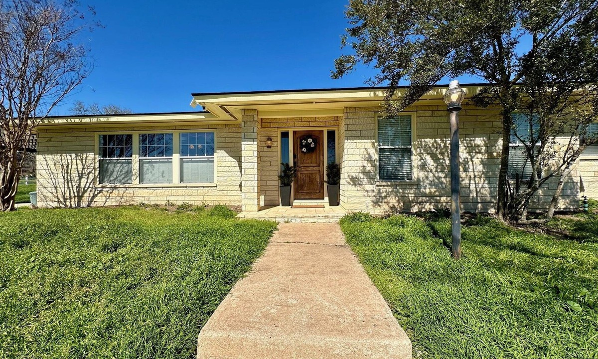Center Point House | Hill Country Home; King & Queen Suites; Game Room, Office & Fire Pit - Kerrville