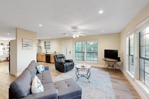 Pipe Creek House | Hill Country Views & Patio: Private Home